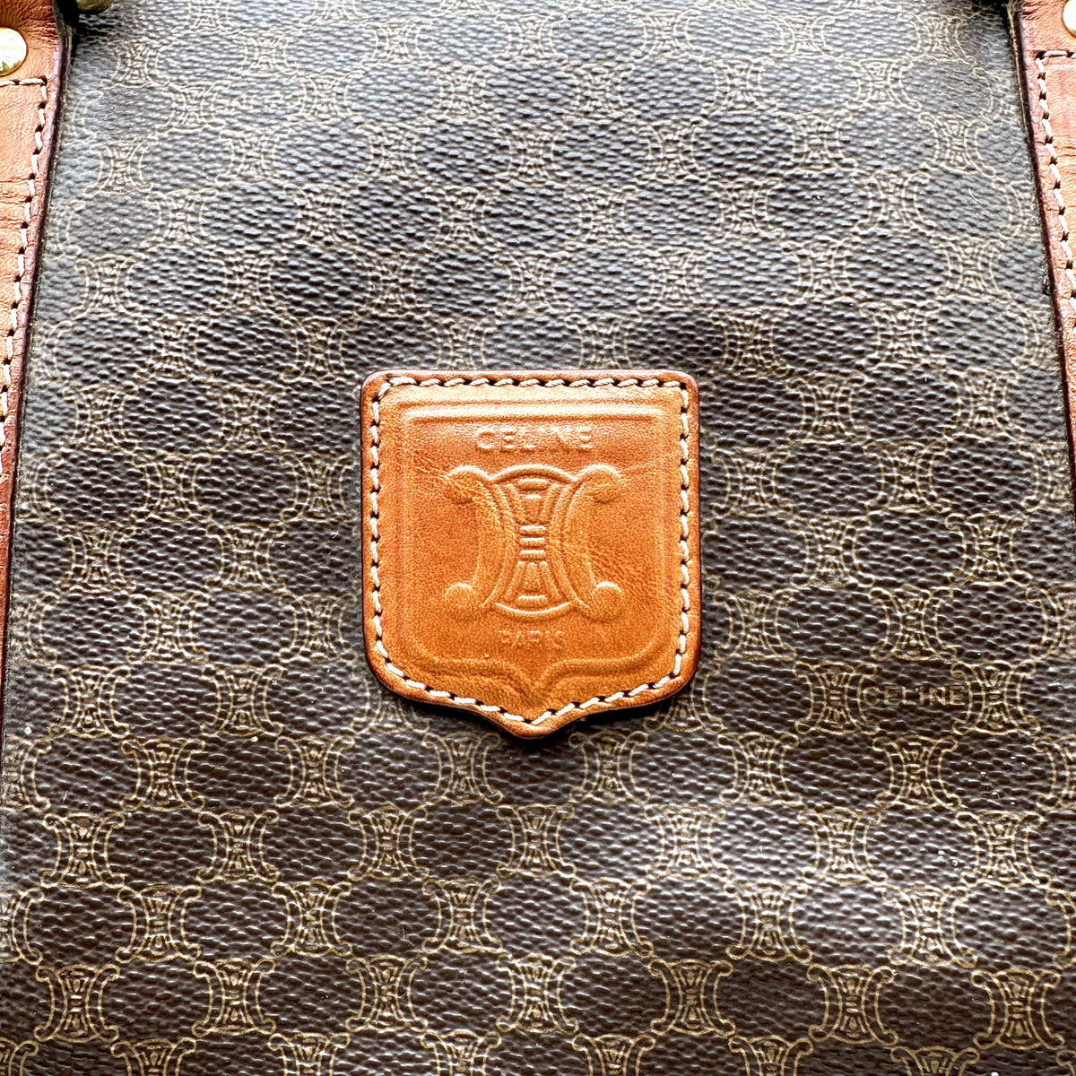 Céline Boston Toile Macadam Brun - détail de l'écusson de cuir sur la toile