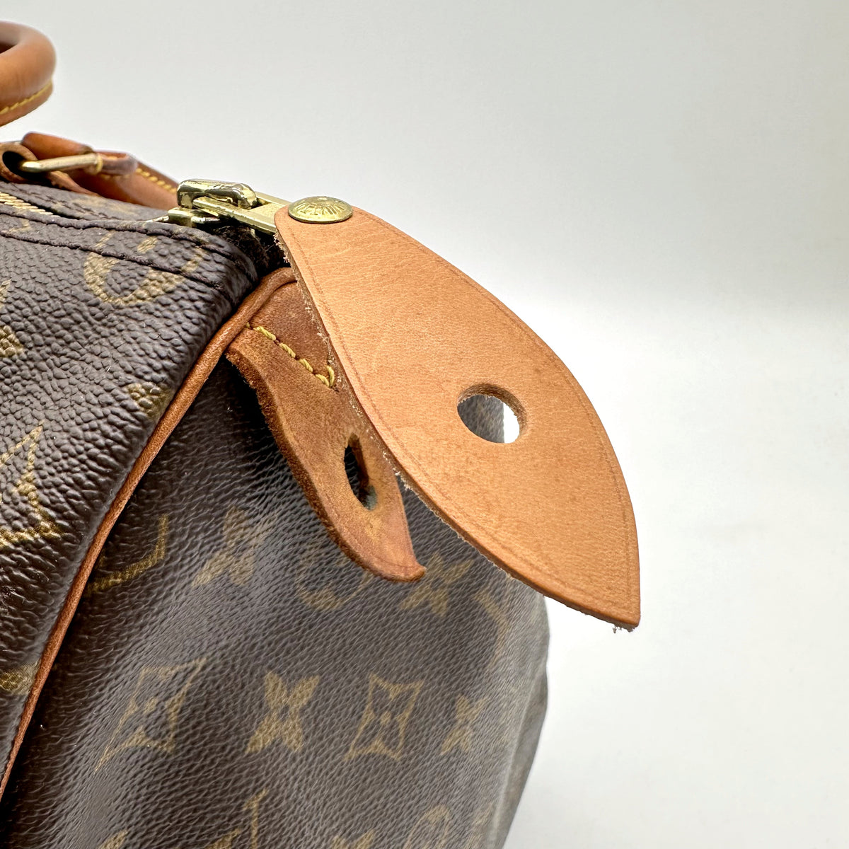 Louis Vuitton Speedy 35 Toile Monogram - détail de la patte de cuir latérale et du zip