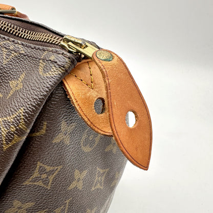 Louis Vuitton Speedy 35 Toile Monogram - détail de la patte de cuir latérale et du zip