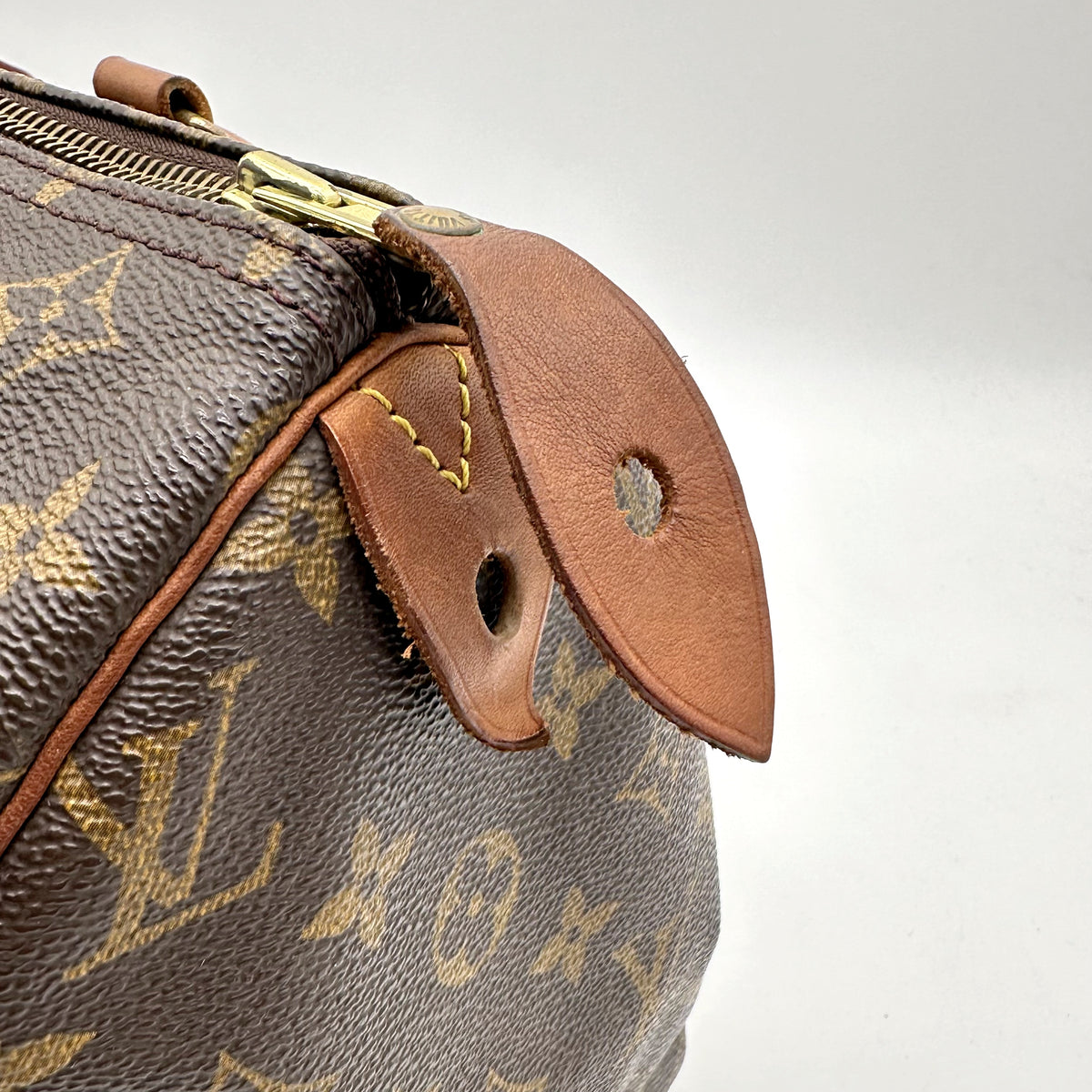 Louis Vuitton Speedy 30 Toile Monogram - détail de la patte de cuir latérale et du zip