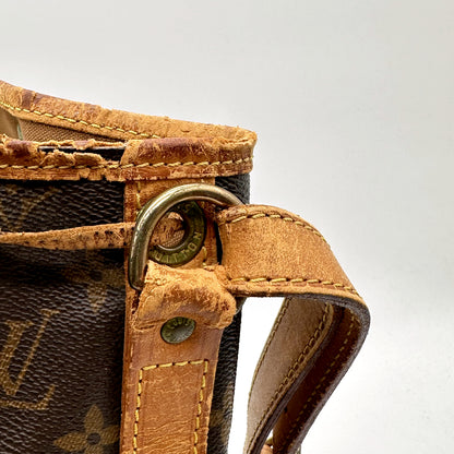Louis Vuitton Noé Toile Monogram - détail du col, de l'œillet et de l'attache de bandoulière