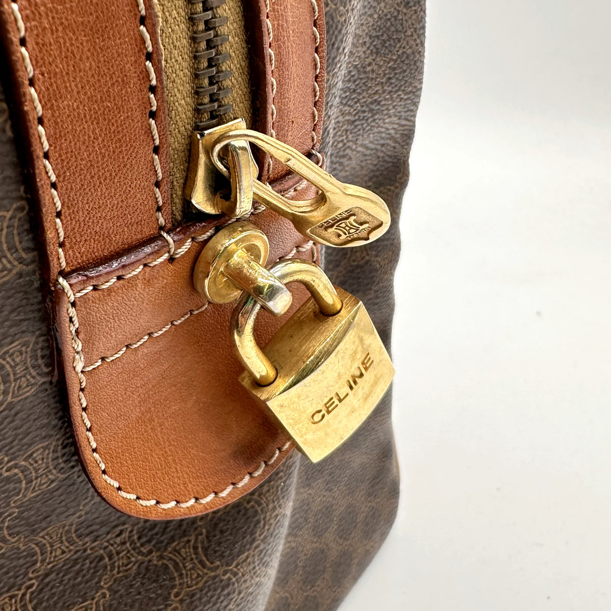 Céline Boston Toile Macadam Brun - détail du cadenas et de la tirette