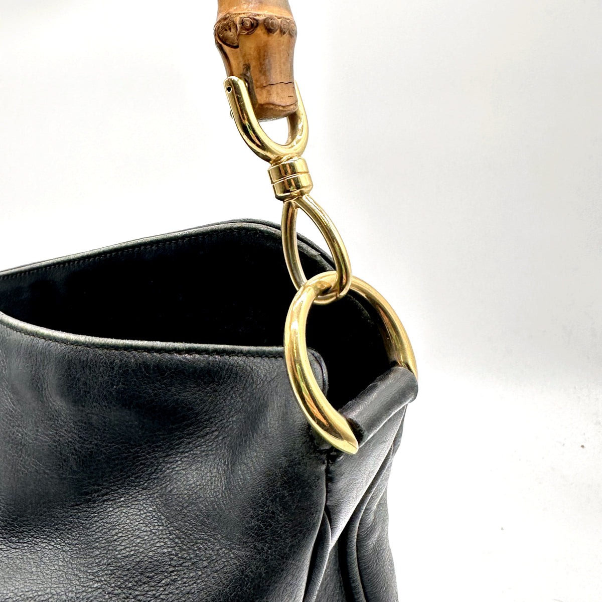 Gucci Bamboo Cuir Noir - détail du mousqueton et de l'anneau doré