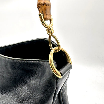 Gucci Bamboo Cuir Noir - détail du mousqueton et de l'anneau doré