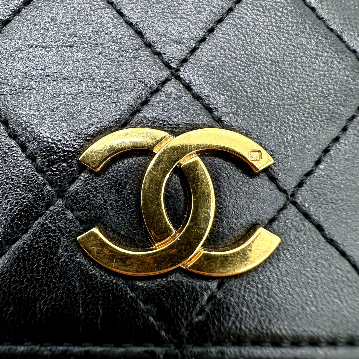 Chanel Matelassé Cuir d'agneau Noir - détail du fermoir CC et du matelassage