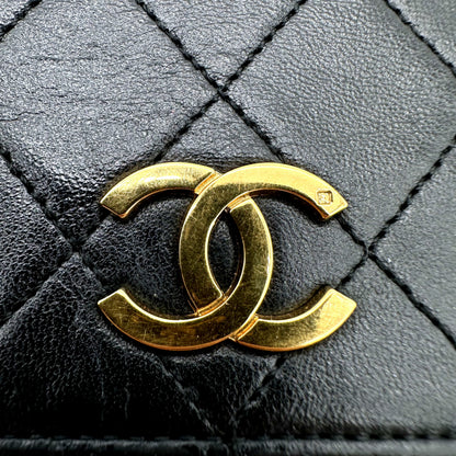 Chanel Matelassé Cuir d'agneau Noir - détail du fermoir CC et du matelassage