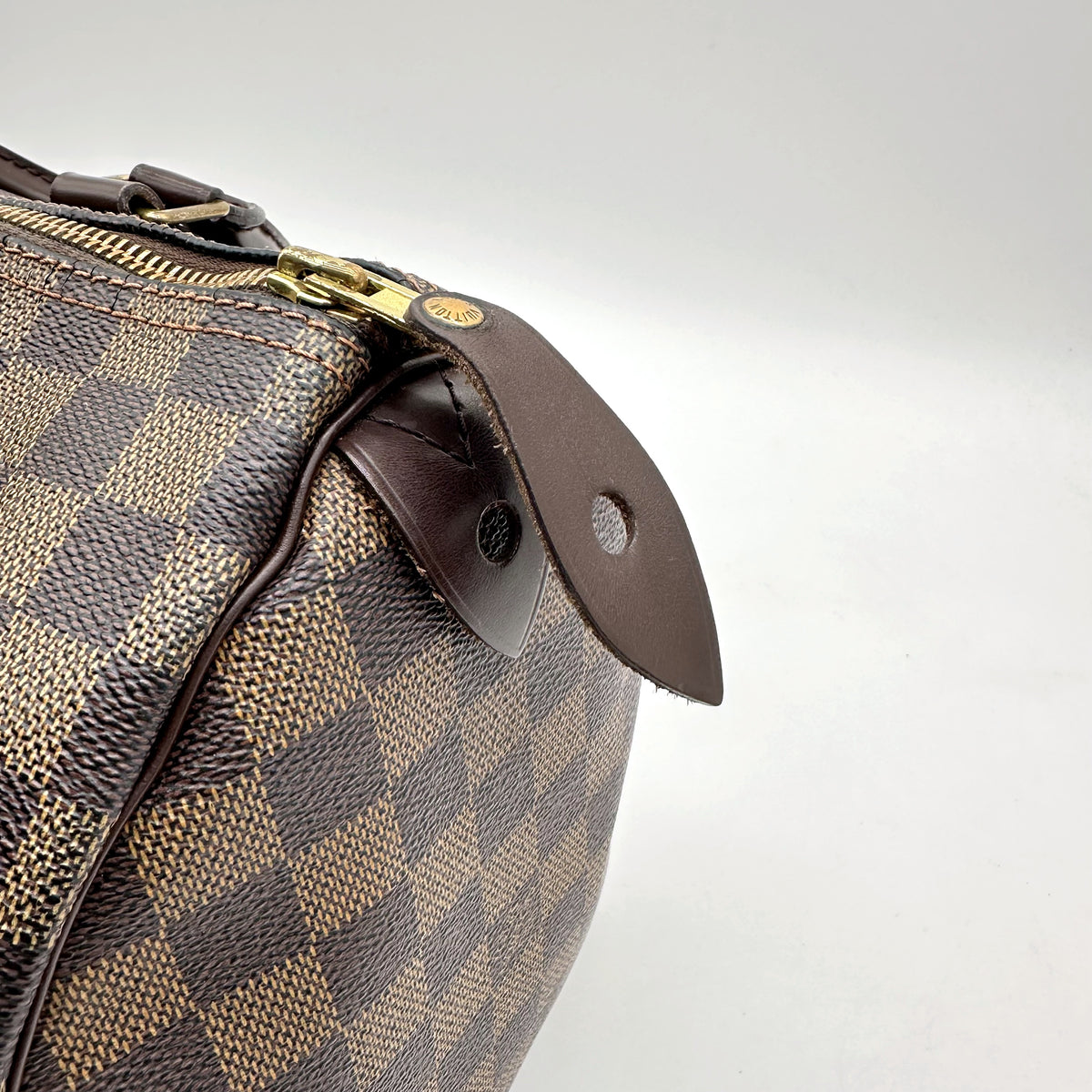 Louis Vuitton Speedy 30 Toile Damier Ebène - détail de la patte de cuir latérale et du zip