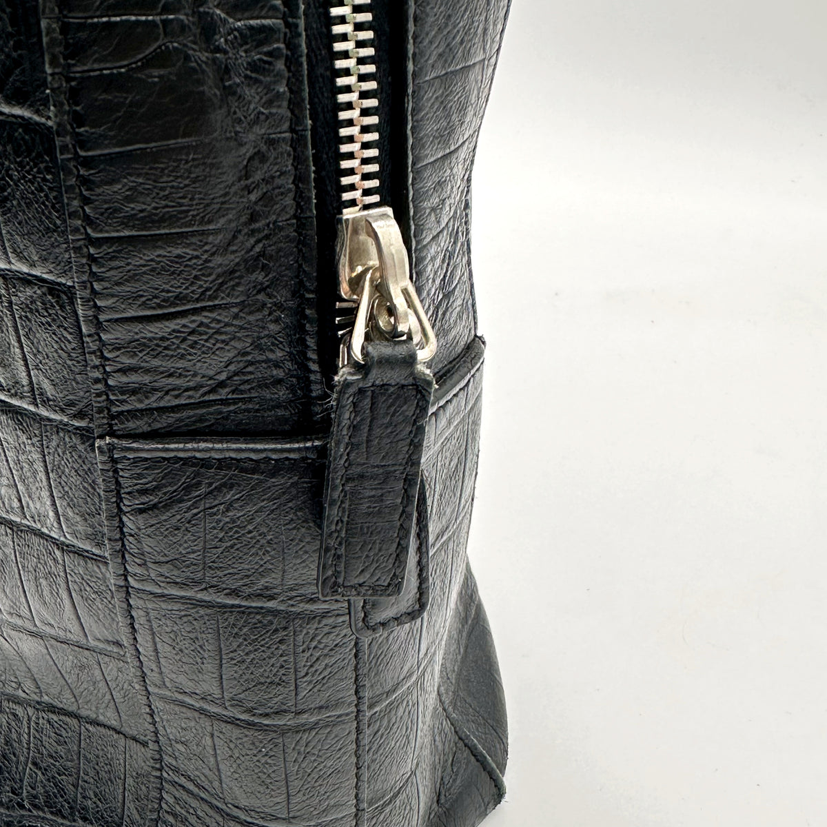 Saint Laurent Porte-documents Cuir Façon Croco Noir - détail du zip et de son curseur sans languette