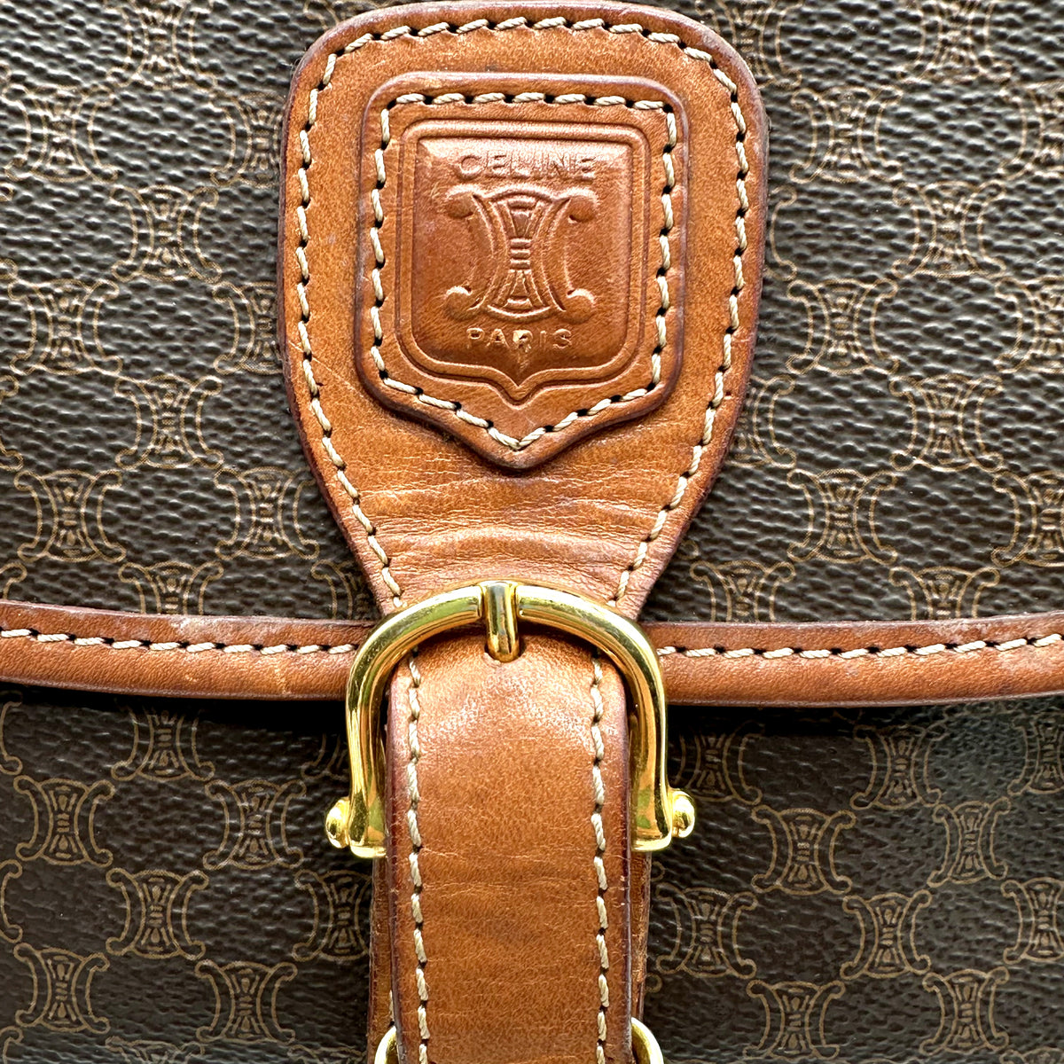 Céline Sacoche Toile Macadam Brun - détail de l'écusson de cuir et de la boucle