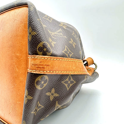 Louis Vuitton Petit Noé Toile Monogram - détail de la bande de cuir et de l'attache