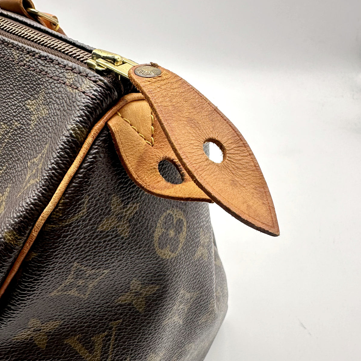 Louis Vuitton Speedy 30 Toile Monogram - détail de la patte de cadenas en cuir naturel
