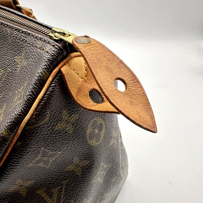 Louis Vuitton Speedy 30 Toile Monogram - détail de la patte de cadenas en cuir naturel