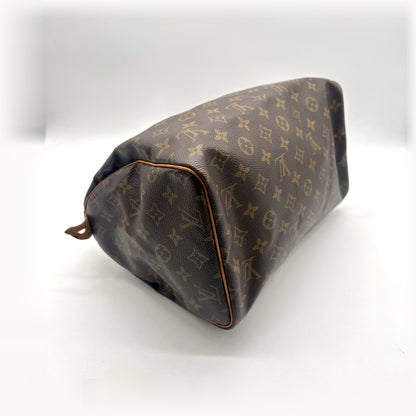 Louis Vuitton Speedy 30 Toile Monogram - vue de trois quarts du dessous, autre angle