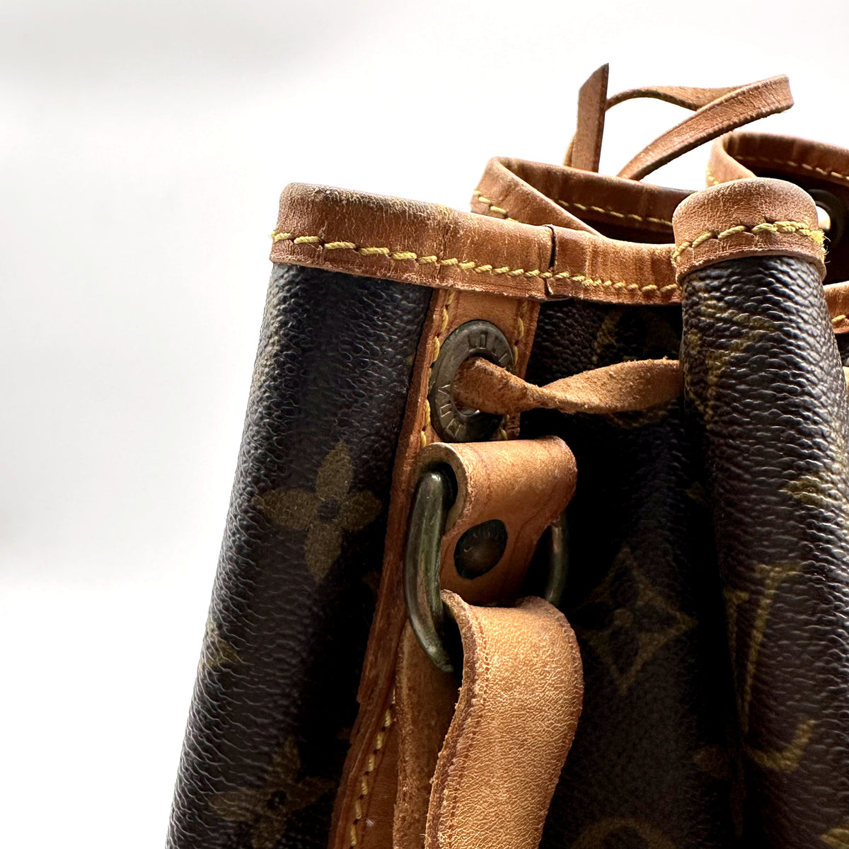 Louis Vuitton Grand Noé Toile Monogram - détail de l'attache de bandoulière et de l'œillet