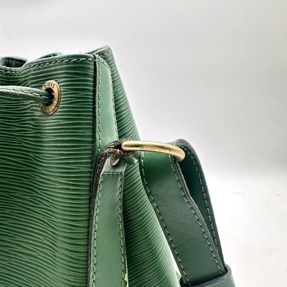 Louis Vuitton Petit Noé Cuir Épi Vert - détail des œillets et de la boucle dorée