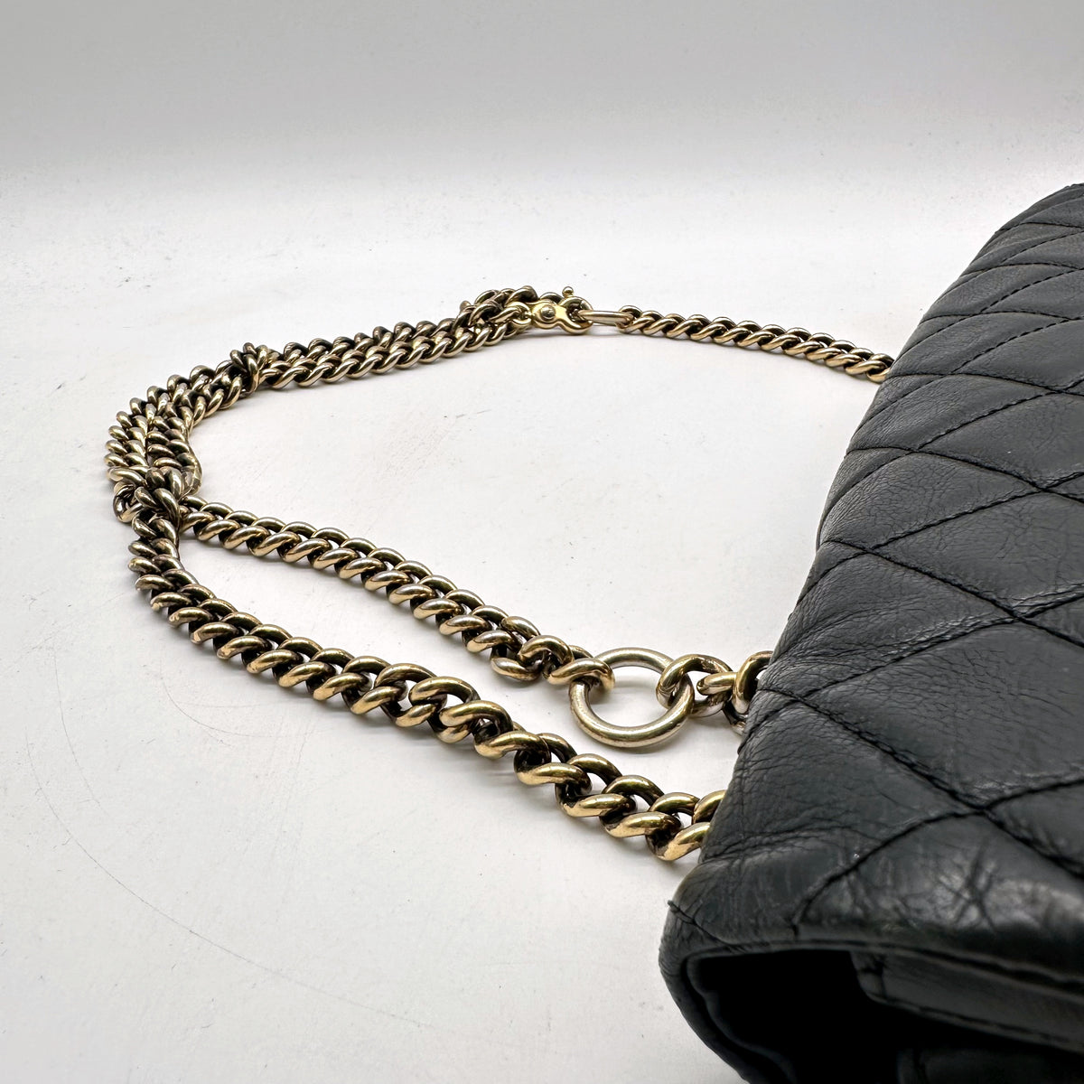 Chanel Double Chaîne Cuir Matelassé Noir - détail de la double chaîne dorée