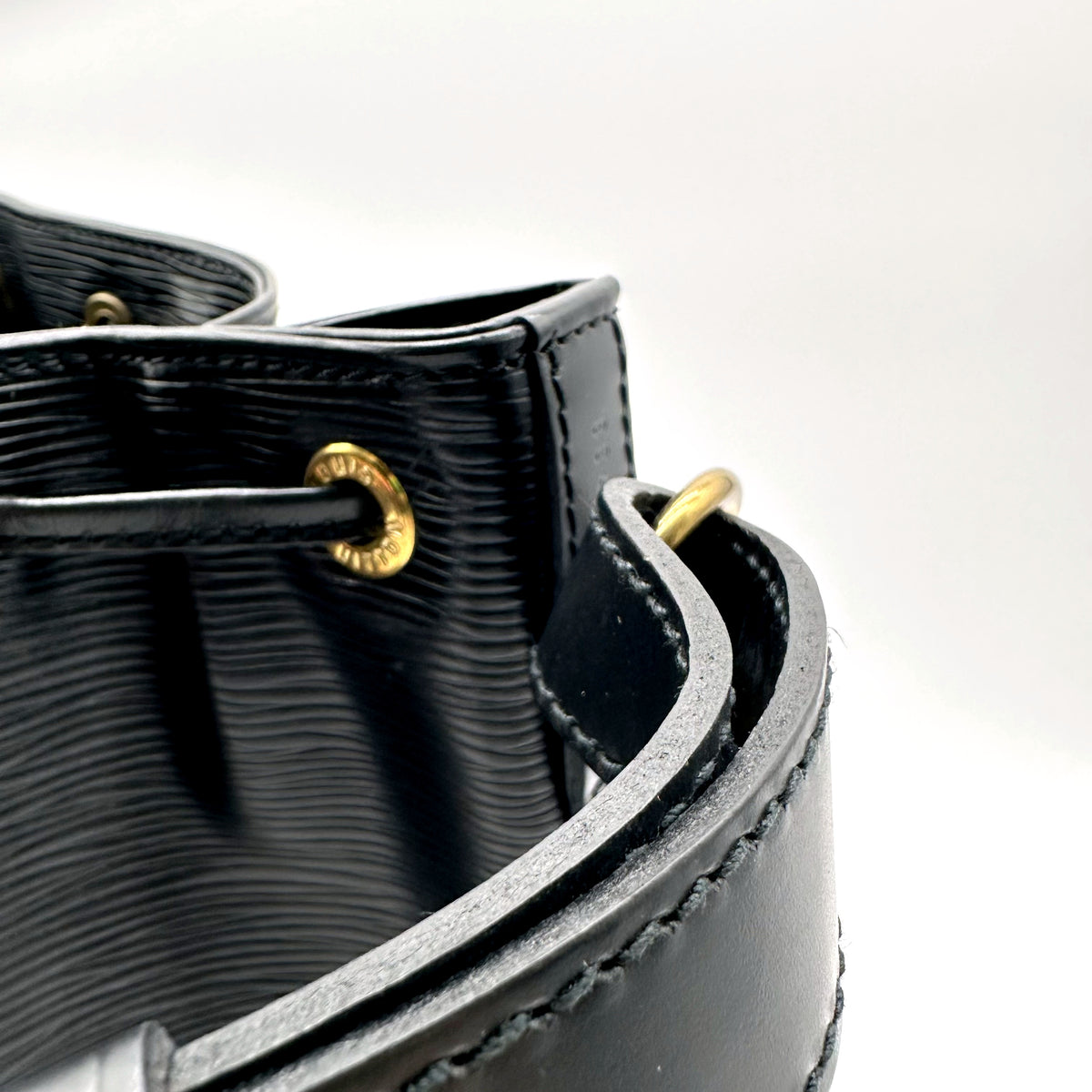 Louis Vuitton Petit Noé Cuir Épi Noir - détail de l'anse et du cuir Épi