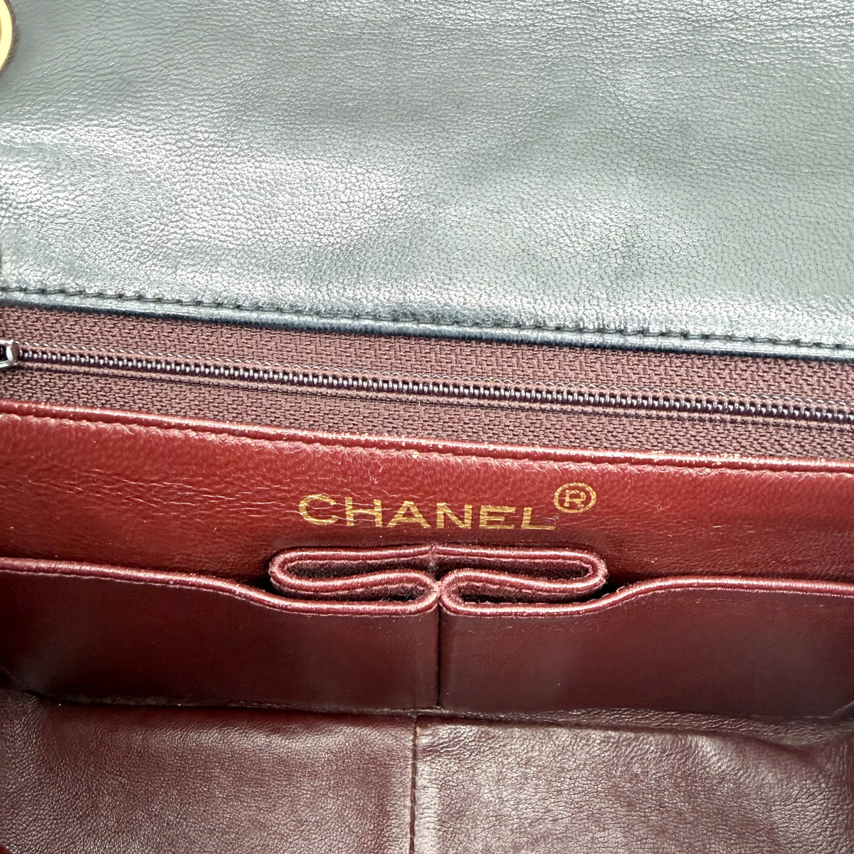 Chanel Mini Square Single Flap Cuir d'agneau Noir - intérieur, doublure bordeaux et poche plaquée
