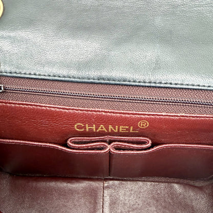 Chanel Mini Square Single Flap Cuir d'agneau Noir - intérieur, doublure bordeaux et poche plaquée