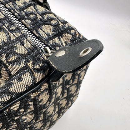 Dior Boston Toile Trotter Bleu Marine - détail du zip et de la patte de cuir à pression