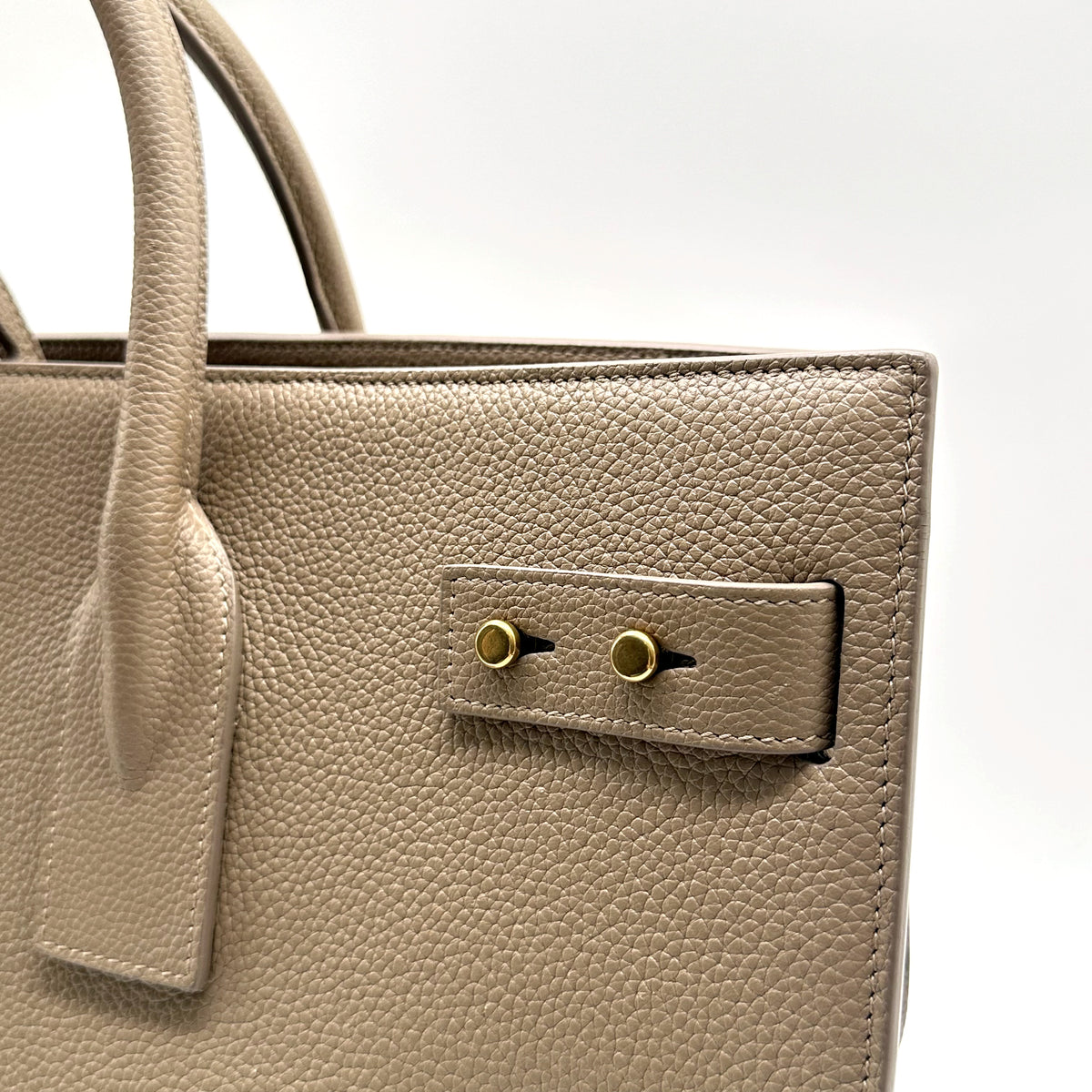 Saint Laurent Bandoulière Cuir Grainé Taupe - détail de la patte latérale et de ses boutons