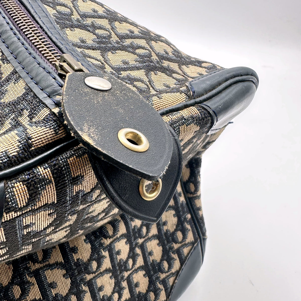 Dior Boston Toile Trotter Bleu Marine - détail de la patte de fermeture à pression