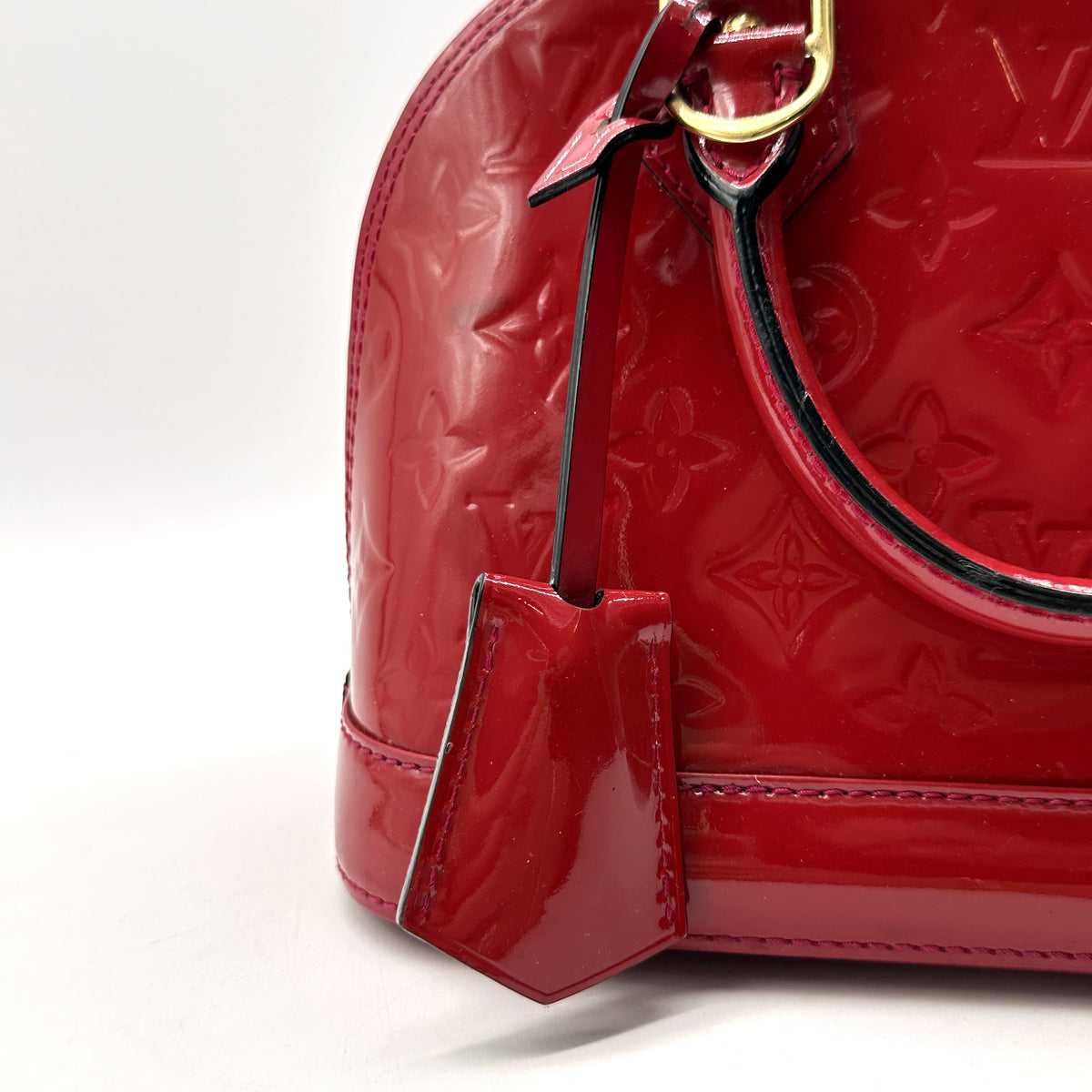 Louis Vuitton Alma BB Cuir Vernis Rouge - détail du haut du sac et de l'attache d'anse