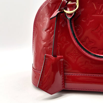 Louis Vuitton Alma BB Cuir Vernis Rouge - détail du haut du sac et de l'attache d'anse