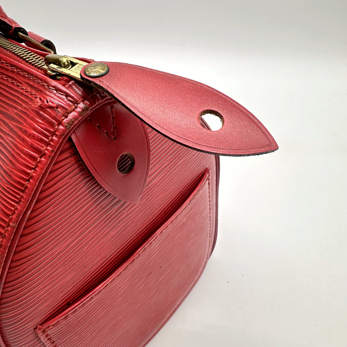 Louis Vuitton Speedy 30 Cuir Épi Rouge - détail de la patte de cuir et du zip