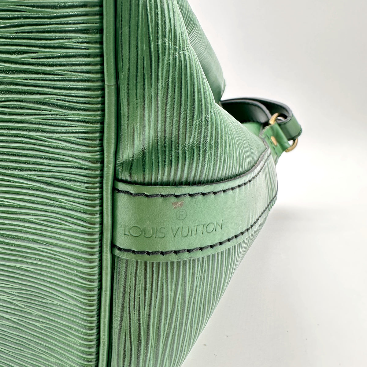 Louis Vuitton Petit Noé Cuir Épi Vert - détail du marquage estampé sur le flanc