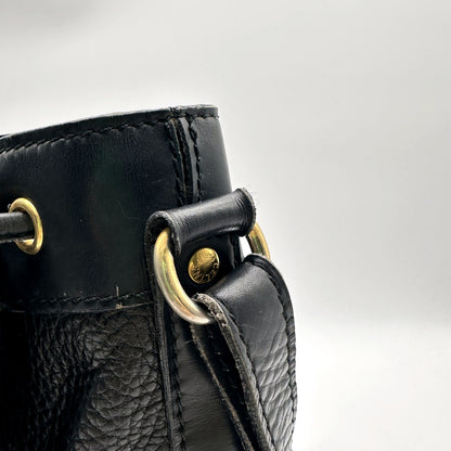 Céline Seau Cuir grainé noir - détail de l'attache de bandoulière et des œillets dorés