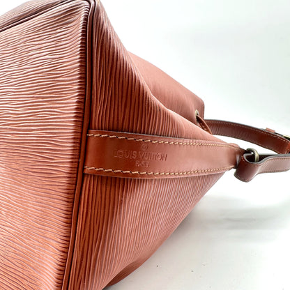 Louis Vuitton Noé Cuir Épi Marron - détail du marquage estampé sur le flanc