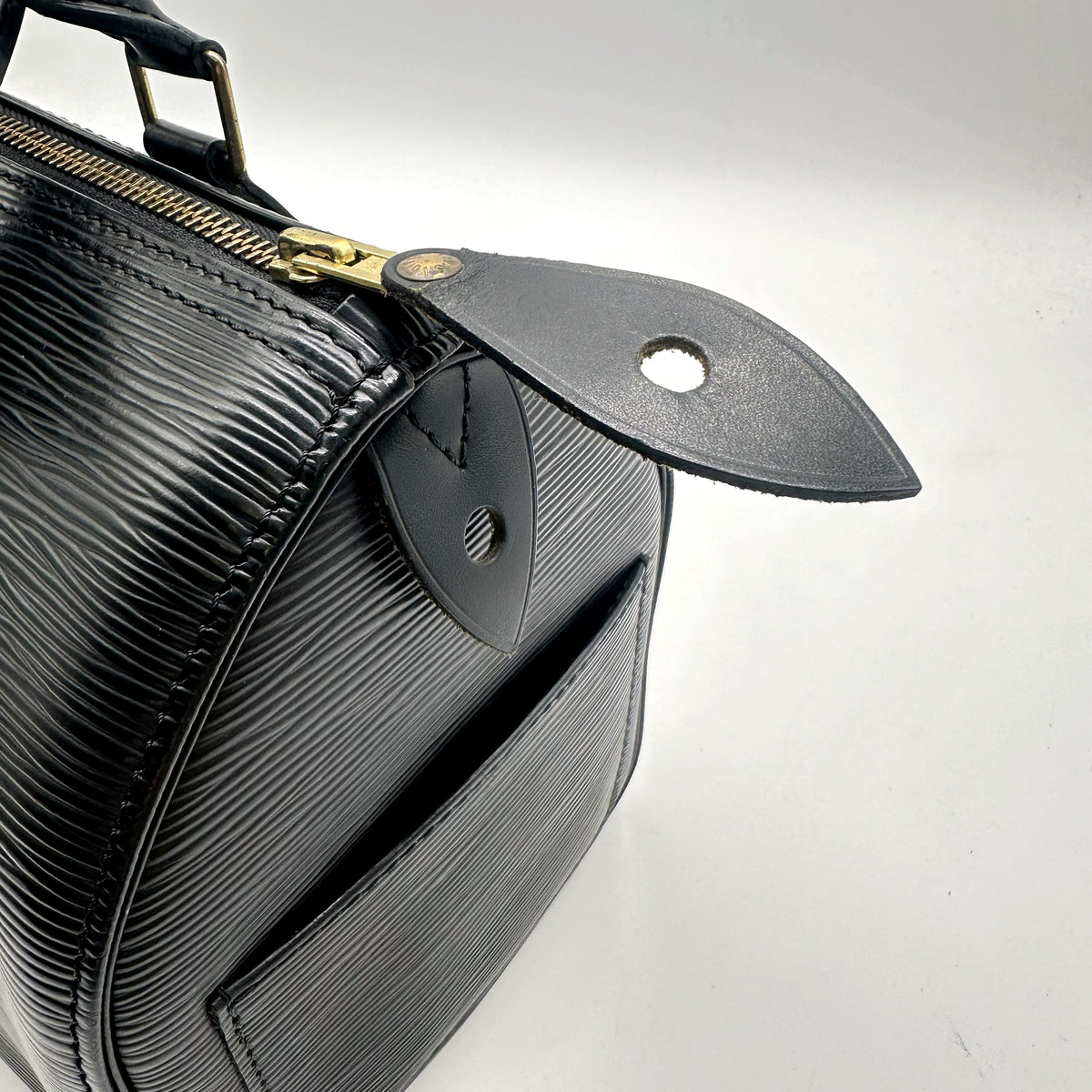 Louis Vuitton Speedy 25 Cuir Épi Noir - détail de la patte de cuir et du zip