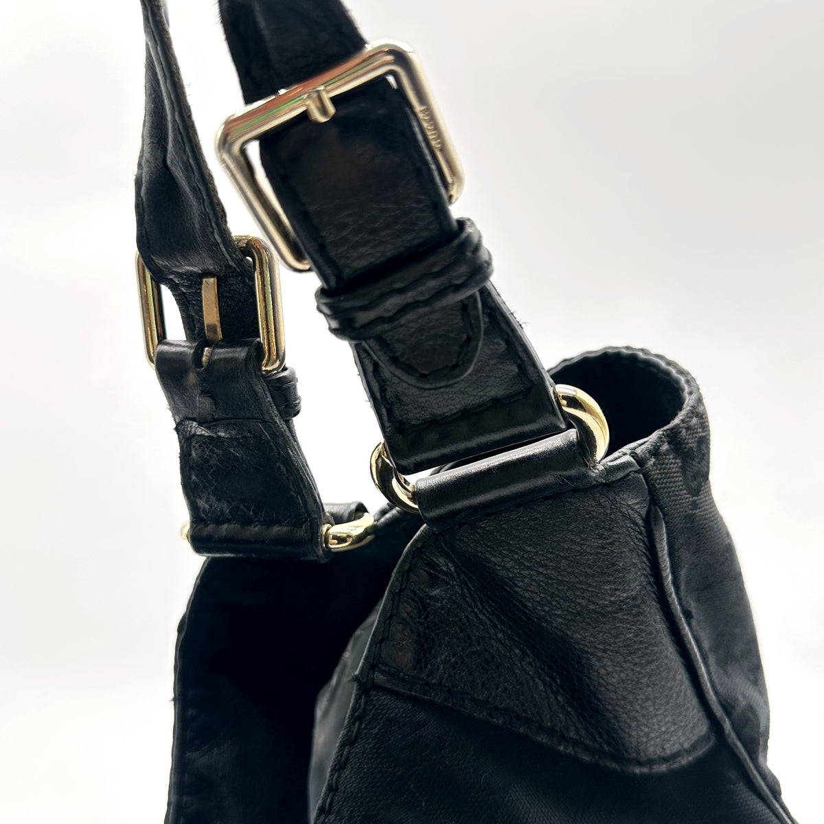 Gucci Hobo Toile GG Noir - détail de la boucle de réglage dorée