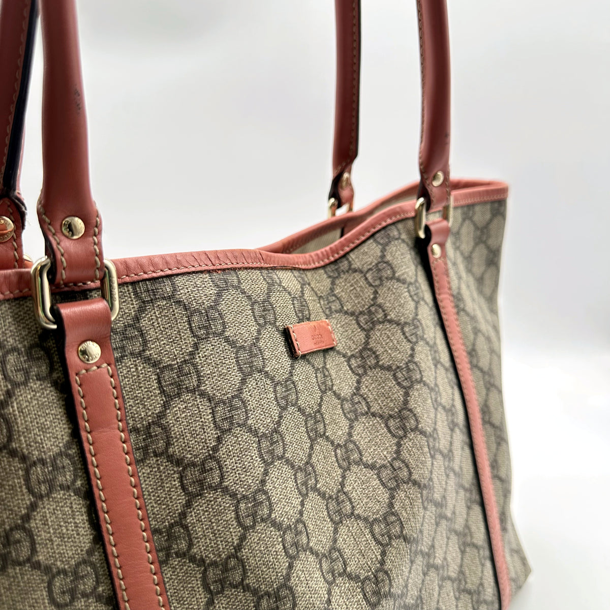 Gucci Tote Toile GG Beige et Cuir Corail - détail des attaches d'anses et des anneaux dorés