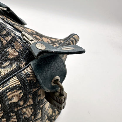 Dior Boston Toile Trotter Bleu Marine - détail de la patte de cuir à pression