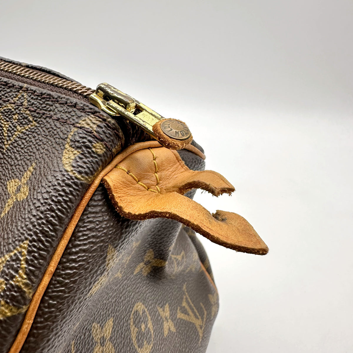 Louis Vuitton Speedy 25 Toile Monogram - détail du tirant de cuir et du zip
