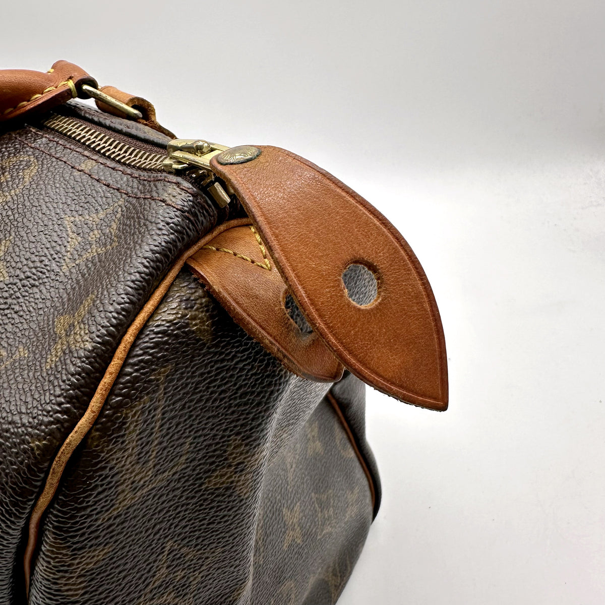 Louis Vuitton Speedy 30 Toile Monogram - détail du tirant de cuir usé et du zip