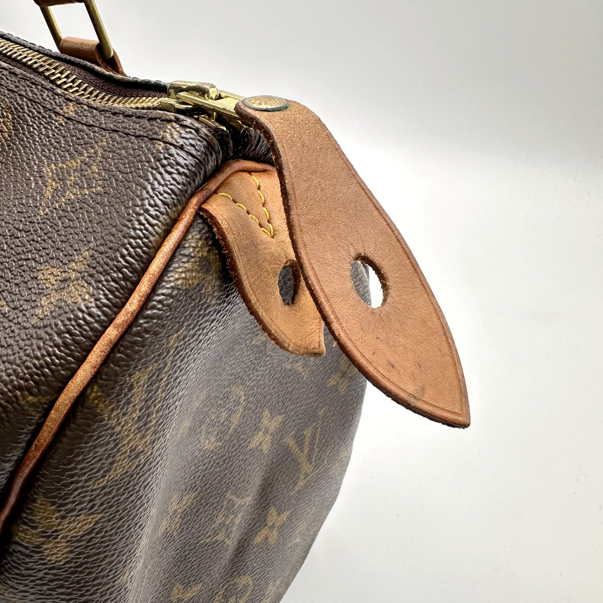 Louis Vuitton Speedy 30 Toile Monogram - détail du tirant de cuir et du zip