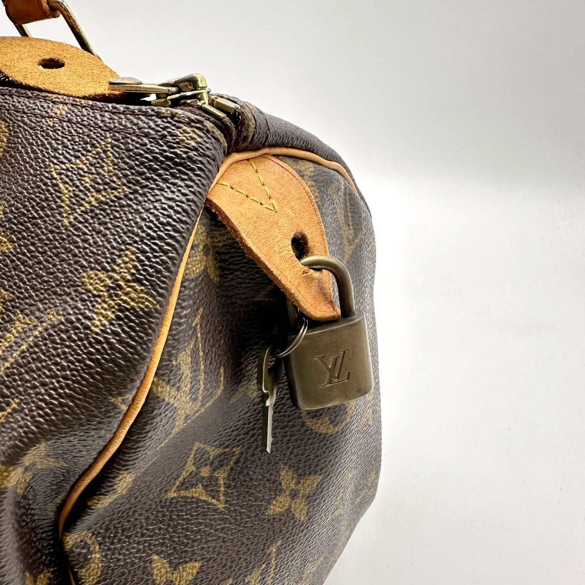 Louis Vuitton Speedy 30 Toile Monogram - détail du cadenas et de sa clé