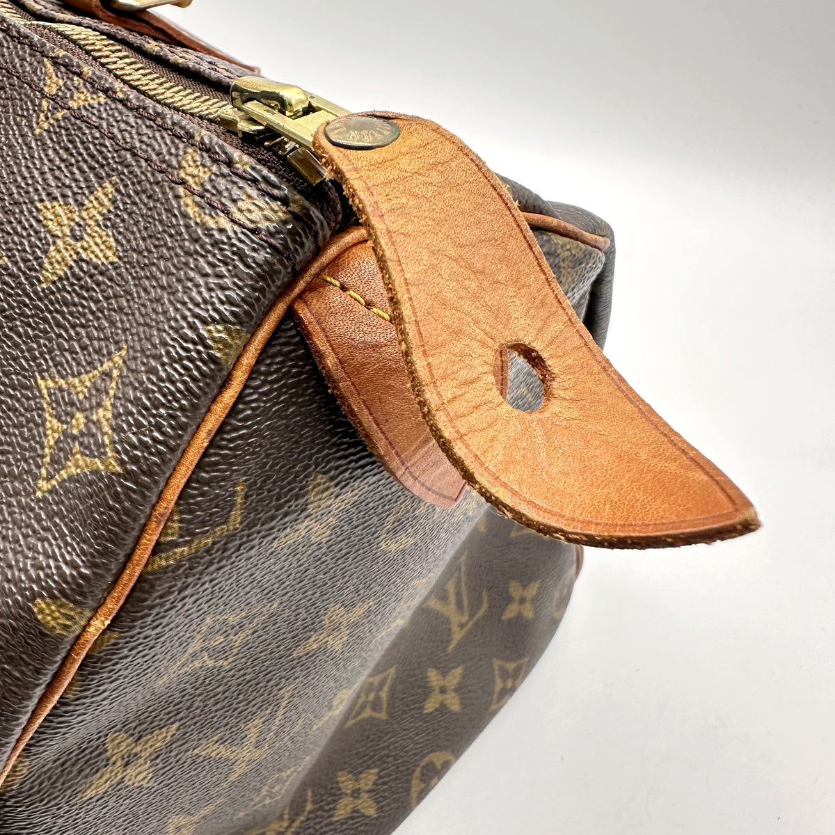Louis Vuitton Speedy 35 Toile Monogram - détail du tirant de cuir et du zip