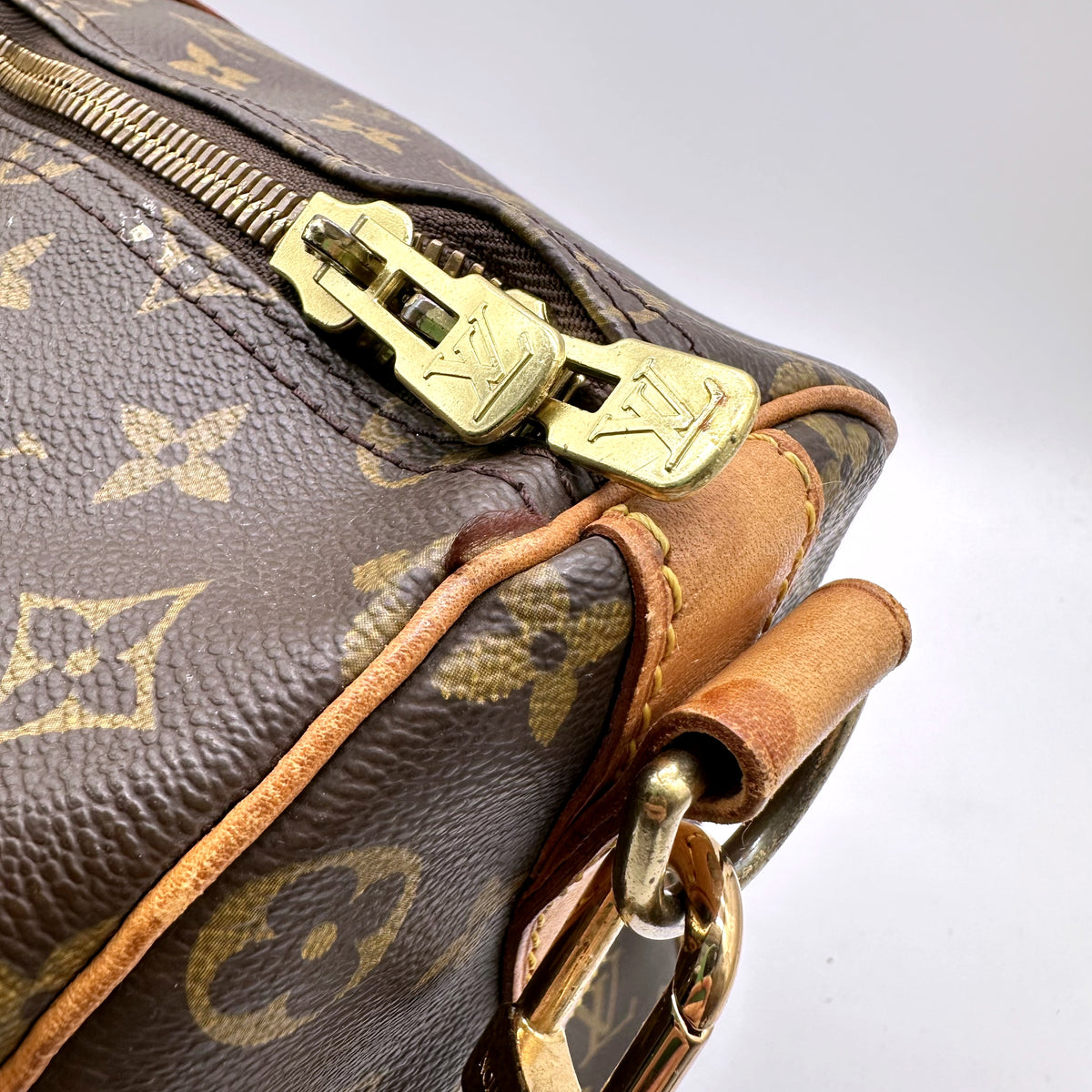 Louis Vuitton Keepall 50 Bandoulière Toile Monogram - détail du double zip et de la patte de cuir