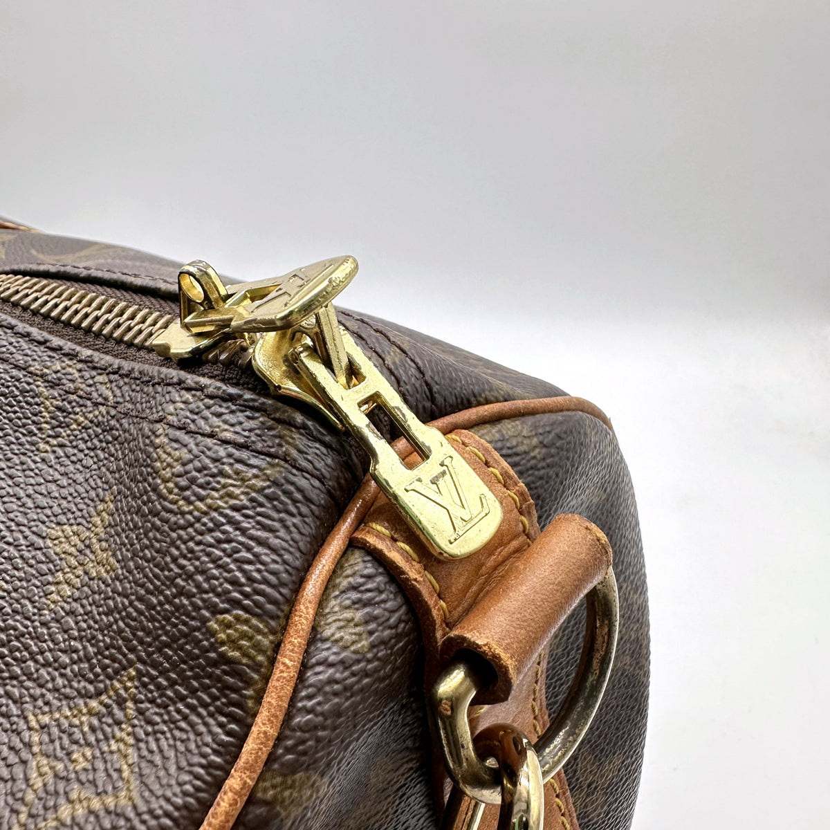 Louis Vuitton Keepall 50 Bandoulière Toile Monogram - détail du double zip et de la patte de cuir
