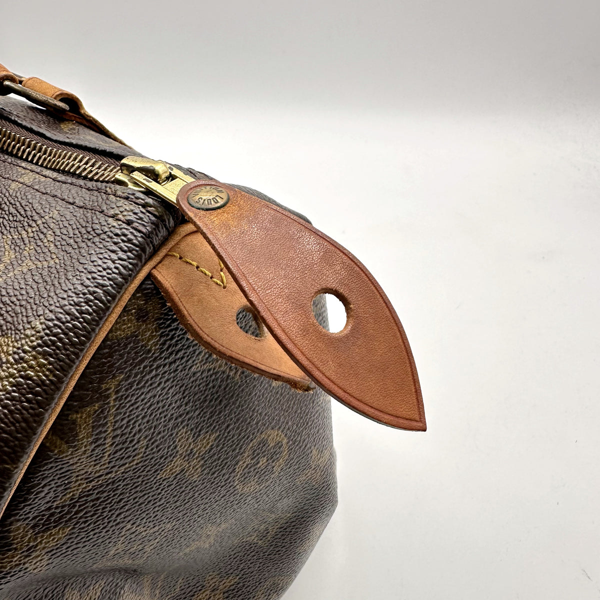 Louis Vuitton Speedy 30 Toile Monogram - détail du tirant de cuir et du zip