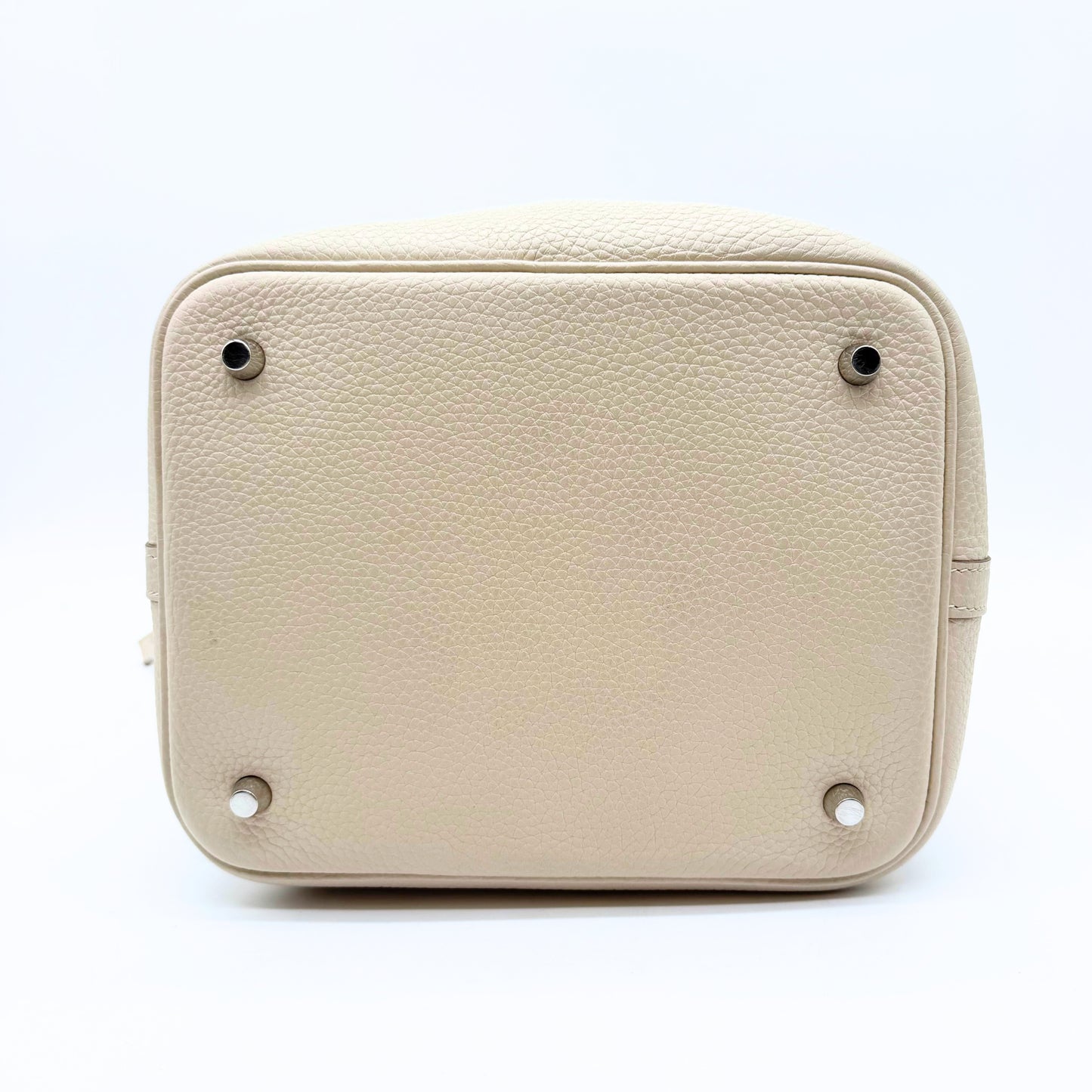 Hermès Picotin 18 cuir grainé crème - dessous du sac et clous de base
