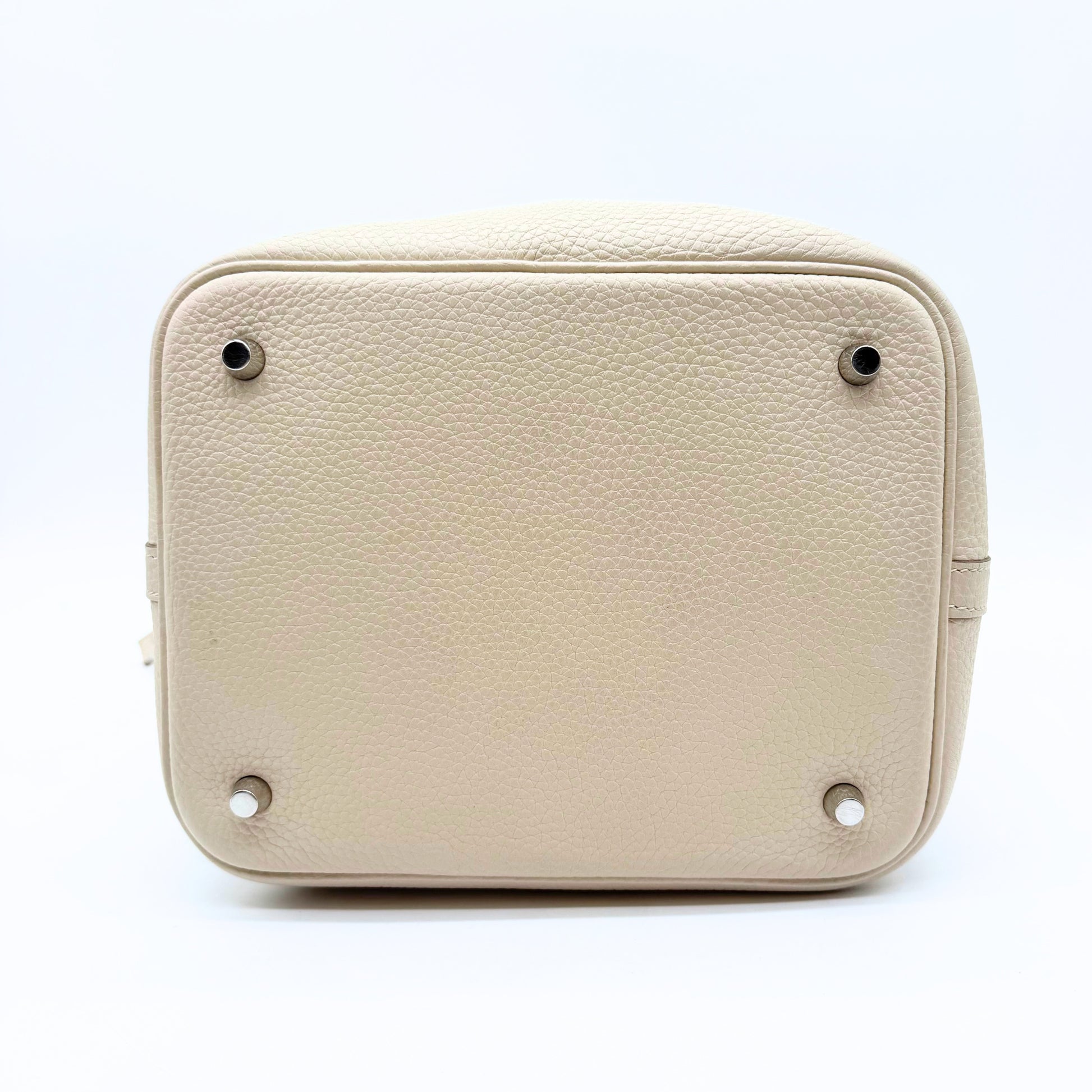 Hermès Picotin 18 cuir grainé crème - dessous du sac et clous de base