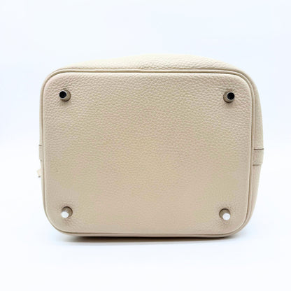 Hermès Picotin 18 cuir grainé crème - dessous du sac et clous de base