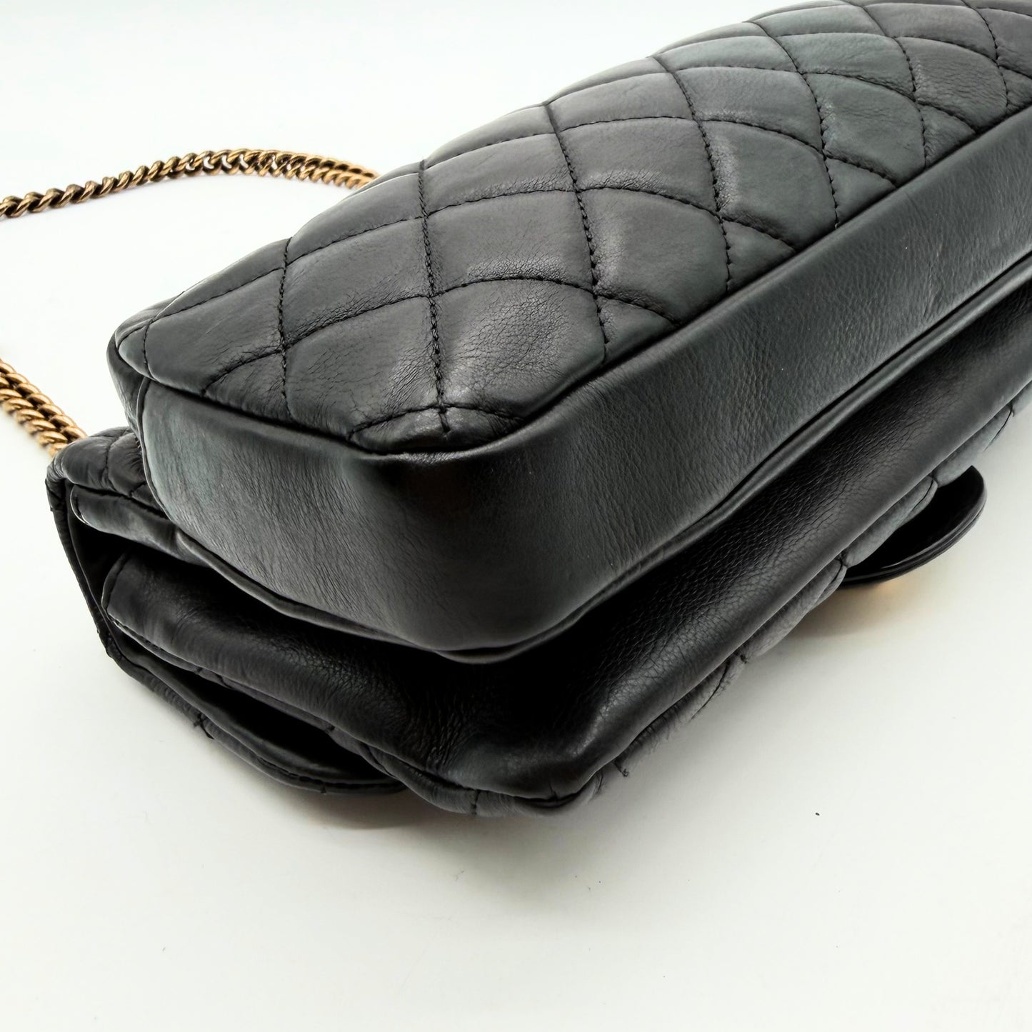 Chanel Sac à rabat matelassé cuir d'agneau - fond et coins en cuir matelassé