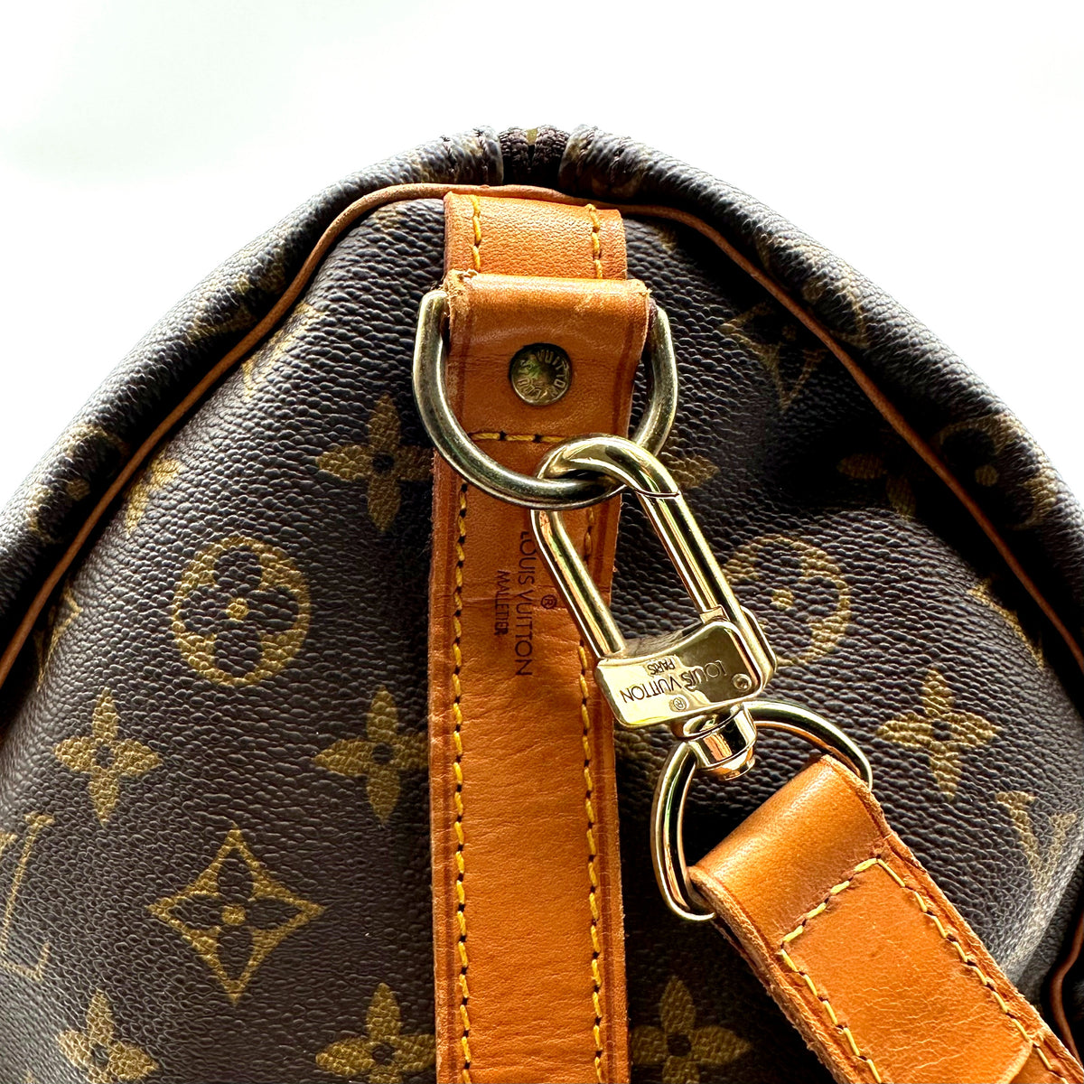 Louis Vuitton Keepall Bandoulière 55 Toile Monogram - détail du mousqueton de bandoulière et de son anneau