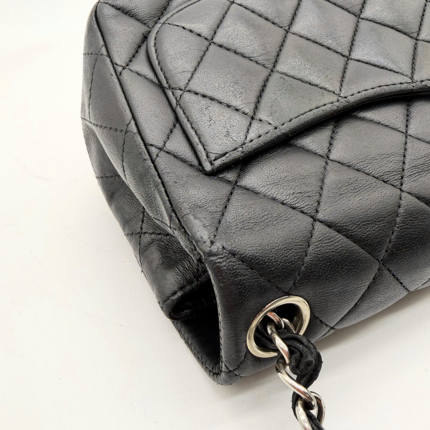 Chanel Mini Timeless carre 17 cuir agneau noir - detail coin et usure